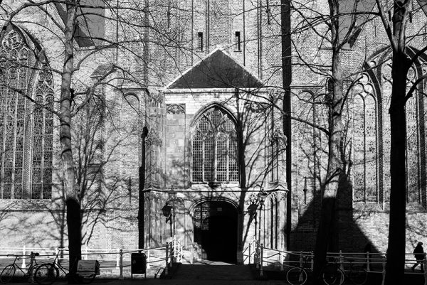 Oude Kerk ou Old Church (Igreja Velha) em Delft, Holanda